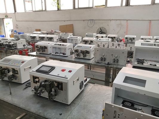 Machine de découpage de câbles à double fil de décapage à haute capacité et automatisation