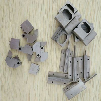 Composants en acier ferreux pour machines de pressage de bandes de cuivre