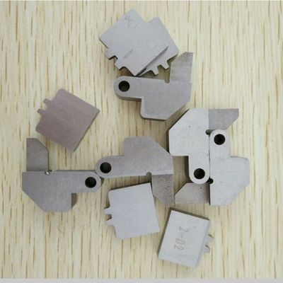 Composants en acier ferreux pour machines de pressage de bandes de cuivre